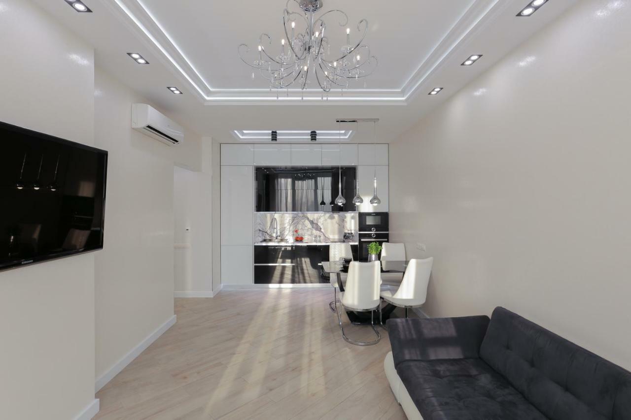 Black&White Apartment In Smart Plaza Kiev Dış mekan fotoğraf