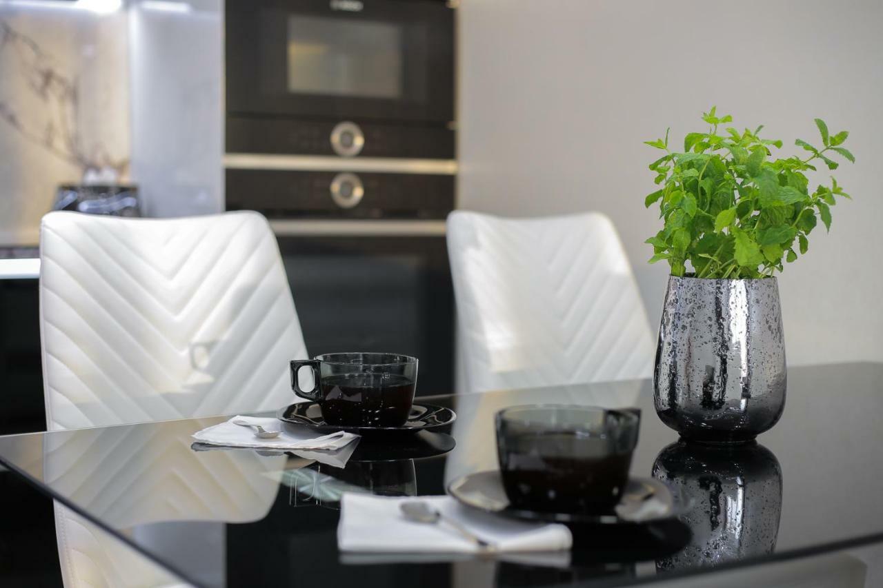 Black&White Apartment In Smart Plaza Kiev Dış mekan fotoğraf