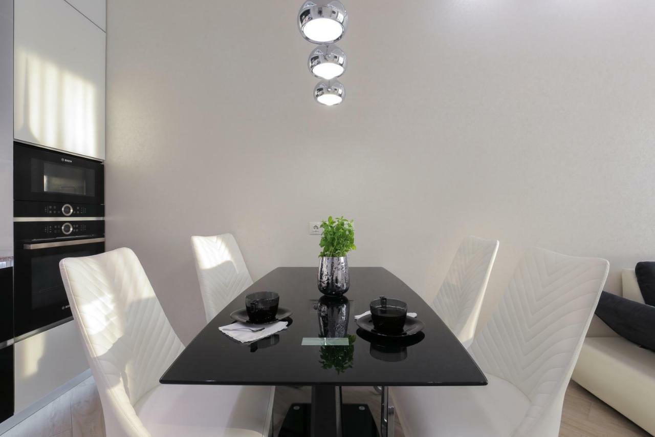 Black&White Apartment In Smart Plaza Kiev Dış mekan fotoğraf